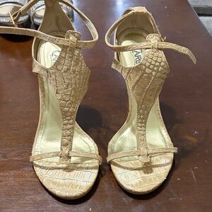Carlos Santana Tan Crocodile-Patterned Heels